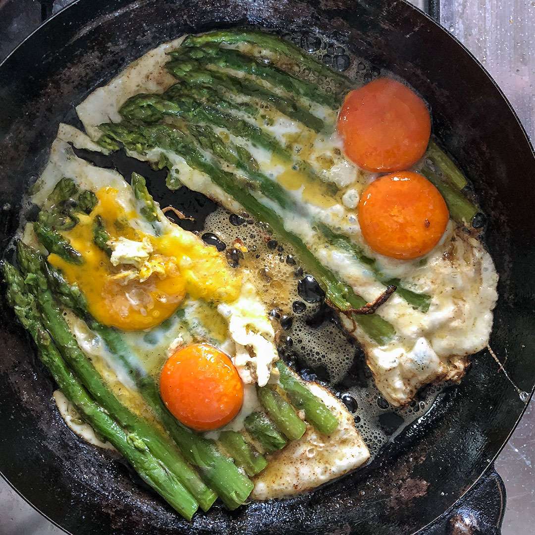 cucinare le uova con gli asparagi